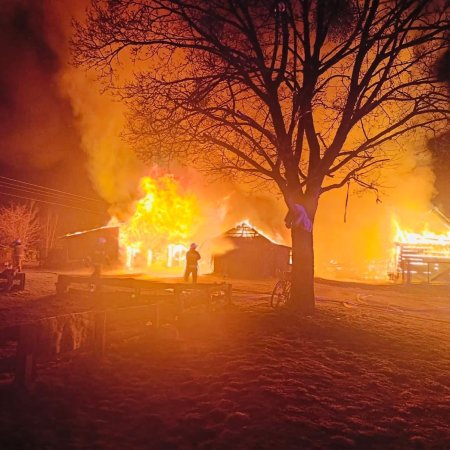 Wielki pożar zabudowań gospodarczych. W ogniu stanęły maszyny i samochody [ZDJĘCIA]