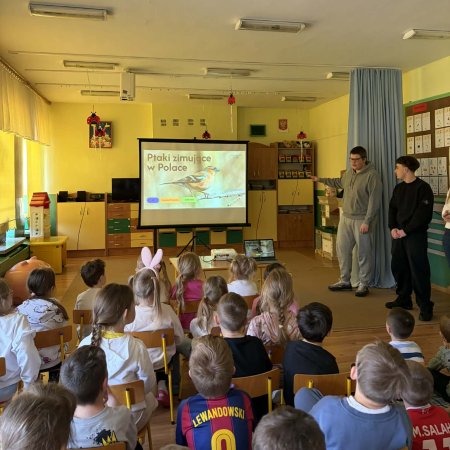 Uczniowie ZSZ nr 1 z wizytą w przedszkolu. Lekcja o ptakach w ramach projektu [ZDJĘCIA]