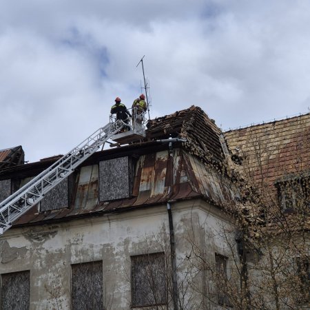 Groźne uszkodzenie dachu przy ul. Parkowej. Interweniowali strażacy i straż miejska [ZDJĘCIA]