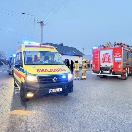 Zderzenie osobówki z motocyklistą. Jedna osoba w szpitalu [ZDJĘCIA]