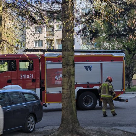 Mogło dojść do potężnej eksplozji. Akcja służb na ostrołęckim osiedlu [ZDJĘCIA]