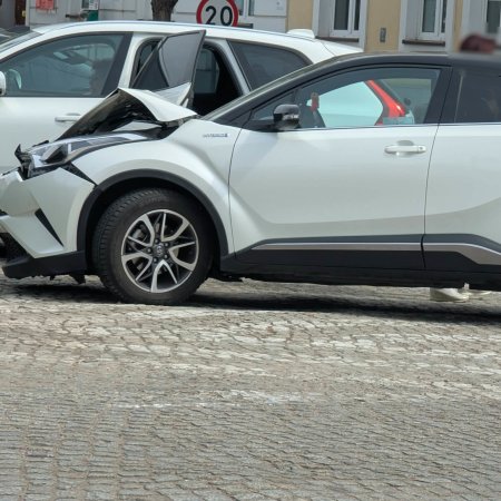 Groźna kolizja przy moście Madalińskiego. Co tam się wydarzyło? [ZDJĘCIA]