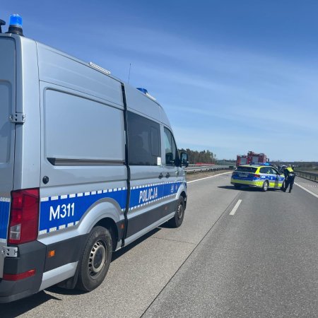 Dramatyczny pościg na trasie S61. Kierowca BMW taranował radiowozy, dwóch policjantów w szpitalu [ZDJĘCIA