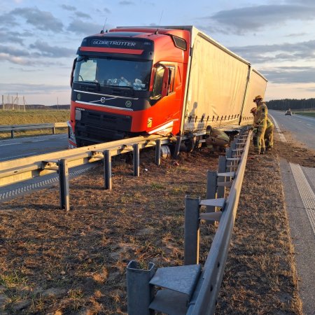 Uwaga kierowcy! Ciężarówka z masłem i tekstyliami uderzyła w bariery na S61 [ZDJĘCIA]
