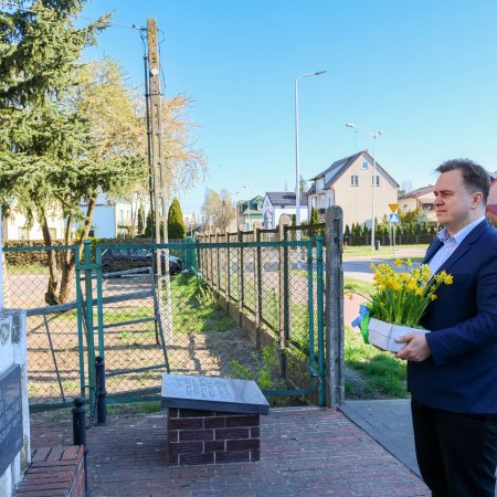 Żółte żonkile symbolem pamięci. Ostrołęka uczciła bohaterów powstania w getcie warszawskim