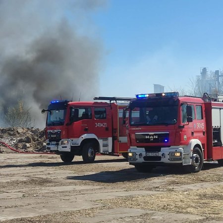 Czarny dym nad Ostrołęką. W akcji siedem jednostek strażackich [WIDEO, ZDJĘCIA]