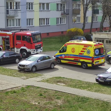 Pilna interwencja służb w Ostrołęce. Nagłe przerwanie rozmowy postawiło ratowników na nogi [ZDJĘCIA]