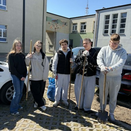 Uczniowie „Metalówki” stworzyli łąkę kwietną. Ekologiczna inicjatywa w ZSZ nr 1 [ZDJĘCIA]