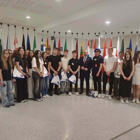 Edukacyjna wycieczka młodzieży do Brukseli. Uczniowie III LO w Ostrołęce zwiedzili Parlament Europejski