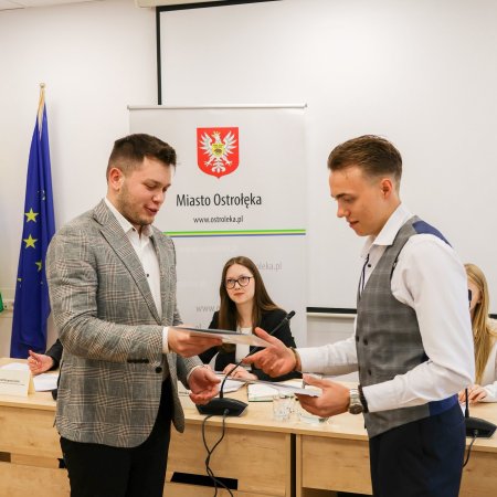 III Sesja Młodzieżowej Rady Miasta. Nowi radni i ambitne plany dla Ostrołęki [ZDJĘCIA]