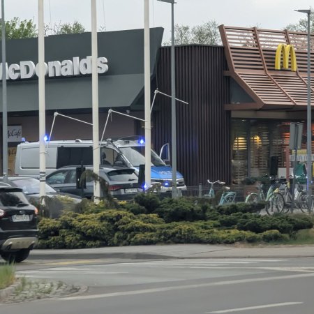 Skandal w ogródku popularnej sieciówki. Klienci nie mogli uwierzyć w to, co robi ta trójka! [ZDJĘCIA]