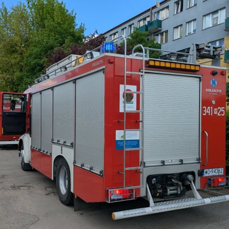 Niebezpieczna sytuacja w bloku przy 11 Listopada. Wystarczył moment nieuwagi [ZDJĘCIA]