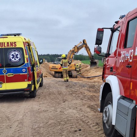 Tragiczny wypadek podczas prac ziemnych. Nie żyje mężczyzna przysypany w wykopie [FOTO]