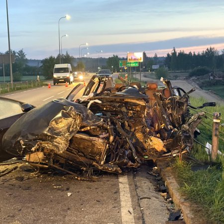 Dramatyczna noc na DW645. Czołowe zderzenie BMW z tirem [ZDJĘCIA]