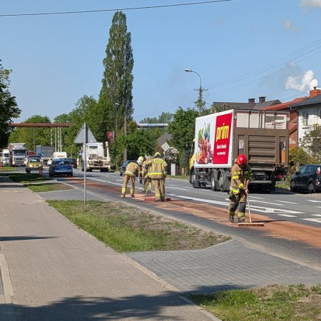 Śliska pułapka na wyjeździe z Ostrołęki. Strażacy ruszyli do akcji [WIDEO, ZDJĘCIA]