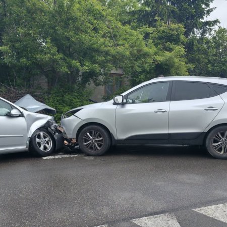Służby ratunkowe w akcji pod Ostrołęką. Dwa auta zderzyły się czołowo [ZDJĘCIA, AKTUALIZACJA]