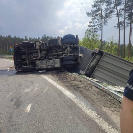 Kolizja ciężarówki. Zablokowany zjazd z S8 na DK 50 [ZDJĘCIA]