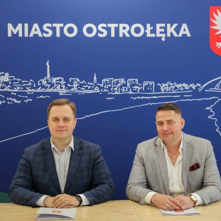 Historyczny moment dla II LO w Ostrołęce. Umowa na budowę sali gimnastycznej podpisana!