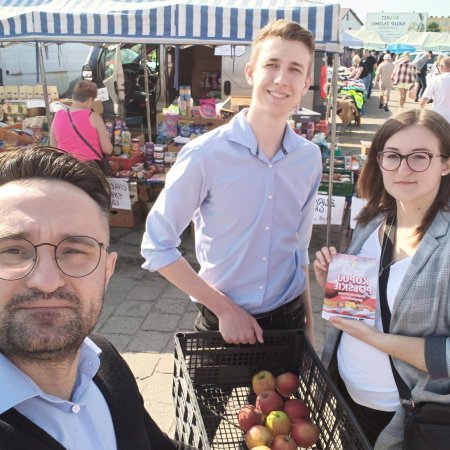 Konfederacja na rynku w Ostrołęce. Z polskimi jabłkami