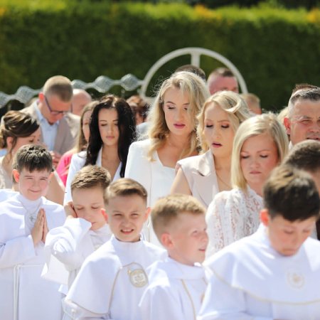 Pierwsza Komunia Święta w parafii pw. Królowej Rodzin w Ostrołęce. Wyjątkowy dzień dla dzieci i ich rodzin [WIDEO, ZDJĘCIA]