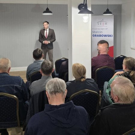 Poseł Grabowski na spotkaniu w Piskach. Dostał nietypowy prezent [ZDJĘCIA]