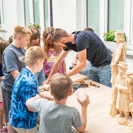 Tradycja rzeźbienia na żywo. Wyjątkowe spotkanie na dziedzińcu Muzeum Kultury Kurpiowskiej [ZDJĘCIA] 