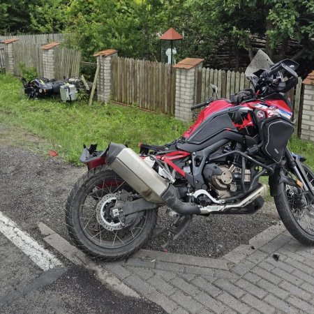 Alarm w Myszyńcu! Dwa motocykle rozbite po zderzeniu, trwa wyjaśnianie przyczyn [ZDJĘCIA]