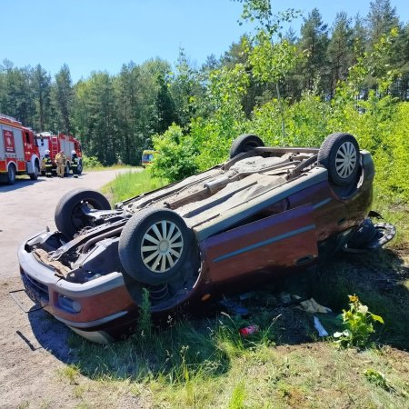 Groźne dachowanie na granicy powiatów. Służby interweniowały w sobotnie przedpołudnie [ZDJĘCIA]
