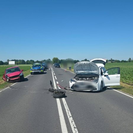 Czołowe zderzenie na drodze krajowej. Trzy osoby ranne i zablokowana trasa [FOTO]