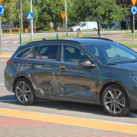 Kolizja na rondzie Zbawiciela Świata. Kierowcy nie mogli dojść do porozumienia [ZDJĘCIA]