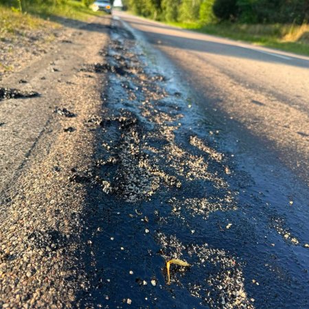 Asfalt powiedział „dość”. Ekstremalny upał topi drogi pod Ostrołęką! [WIDEO, ZDJĘCIA]