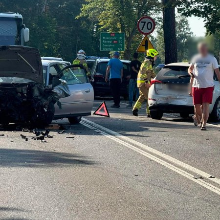 Zderzenie kilku aut pod Ostrołęką. Kosztowny błąd kierowcy Audi [WIDEO, ZDJĘCIA]