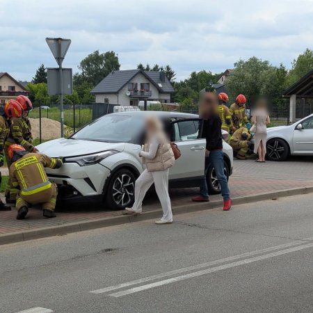Kolizja na osiedlu Stacja. Niebezpieczne skrzyżowanie znów dało o sobie znać [WIDEO, ZDJĘCIA]