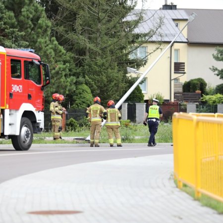Uderzył w latarnię i uciekł. Policja ustaliła właściciela pojazdu. Ale kto kierował? [WIDEO, ZDJĘCIA]