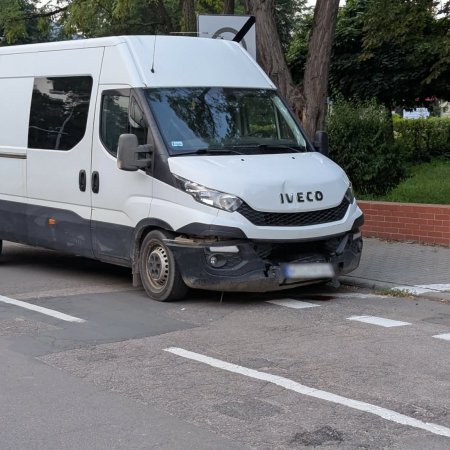 Zderzenie dwóch aut w Ostrołęce. Rozlane płyny sparaliżowały ruch [ZDJĘCIA]