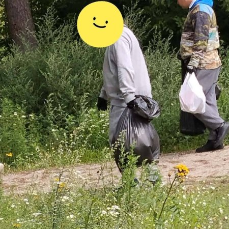 "Mogą działać". Osoby w kryzysie bezdomności sprzątają Ostrołękę