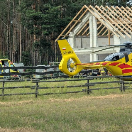 Poważny wypadek na budowie pod Ostrołęką. Mężczyzna spadł z rusztowania. Wezwano LPR [ZDJĘCIA]
