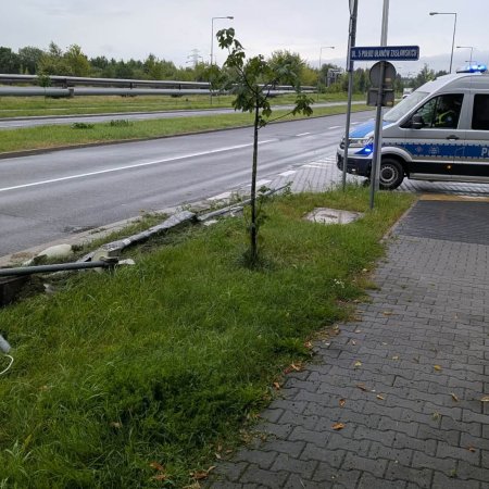 Nietypowa kraksa w Ostrołęce. Osobówka kontra uliczna latarnia [ZDJĘCIA]