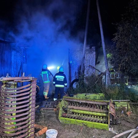 Płonął garaż, obok były zwierzęta. Nocna walka z ogniem w Wykrocie [ZDJĘCIA]