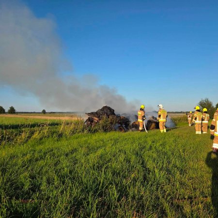 Pożar siana na przyczepie. W akcji trzy jednostki straży [ZDJĘCIA]
