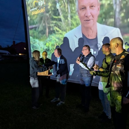 Filmowy wieczór pod chmurką w Rzekuniu za nami! Kultowy hit i popcorn z rąk polityków [ZDJĘCIA, WIDEO]