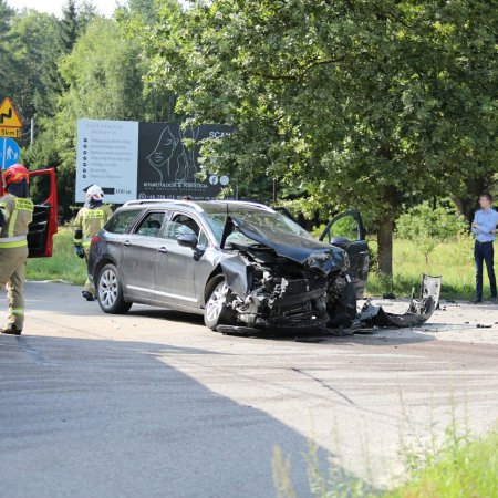 Groźny wypadek w Gnatach. Zderzenie dwóch osobówek na skrzyżowaniu [ZDJĘCIA]