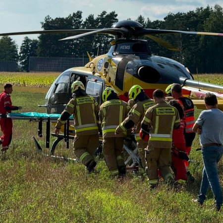 Poważny wypadek pod Ostrołęką. W akcji śmigłowiec LPR, rowerzysta i 6-letnie dziecko trafili do szpitala [ZDJĘCIA]