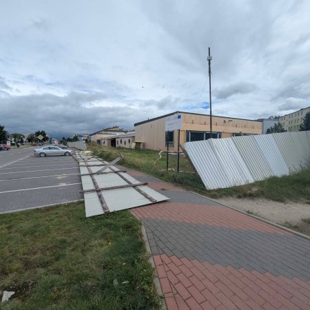 Ogrodzenie z budowy runęło na chodnik. Ale jest szczęście w nieszczęściu [ZDJĘCIA]