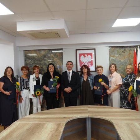 Wójt Krzysztof Grala wręczył akty nadania stopnia awansu zawodowego nauczycielom [ZDJĘCIA]