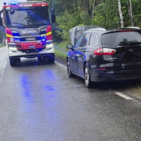 Kolizja na trasie Ostrołęka–Kadzidło. Dwa samochody uszkodzone [ZDJĘCIA]