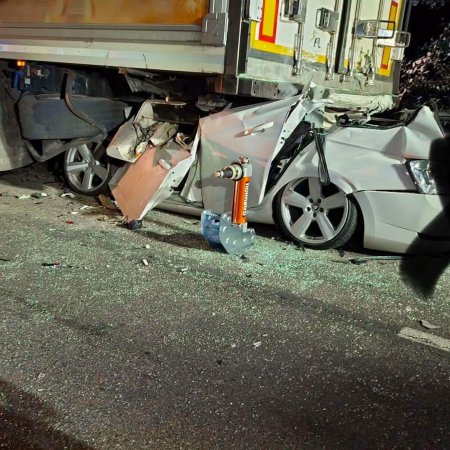 Śmiertelny wypadek. 20-latek zginął, uderzając w naczepę ciężarówki [ZDJĘCIA]