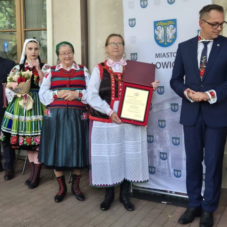 Imię kurpiowskiej artystki na rynku w Łowiczu. Czesława Lewandowska otrzymała „Gwiozdę Łowicką” [ZDJĘCIA] 