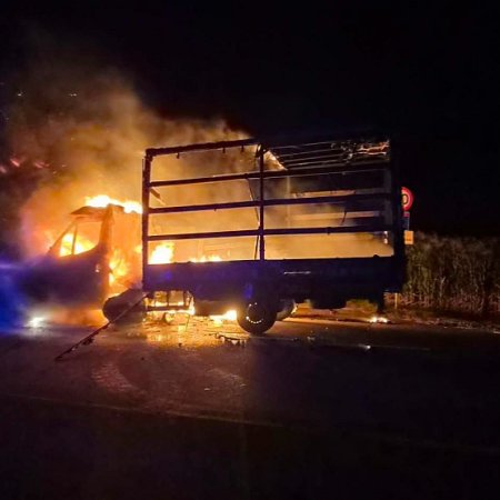 Groźny pożar auta dostawczego. Interweniowały służby [ZDJĘCIA]