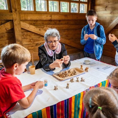 Trzy dni z kurpiowską tradycją. Za nami jubileuszowa edycja „Ginących Zawodów” w Kadzidle! [ZDJĘCIA]